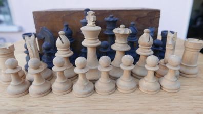 Vintage Wood  Chess Pieces In Box 70s vintage in very good condition