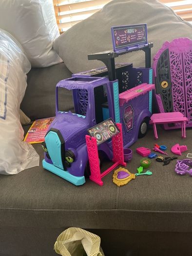 Monster high food truck and Draculaura