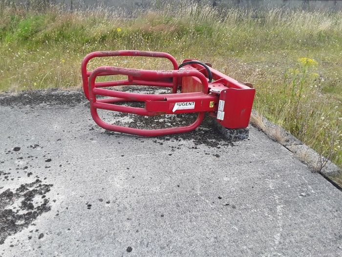 Nugent soft hands bale lifter