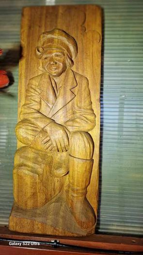 Sculptures, portraits made of wood.