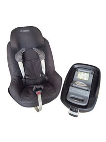 Maxi Cosi Pearl car seat and family isofix base