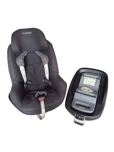 Maxi Cosi Pearl car seat and family isofix base