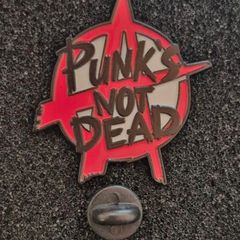 Punks not dead , pin back badge.