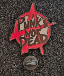 Punks not dead , pin back badge.