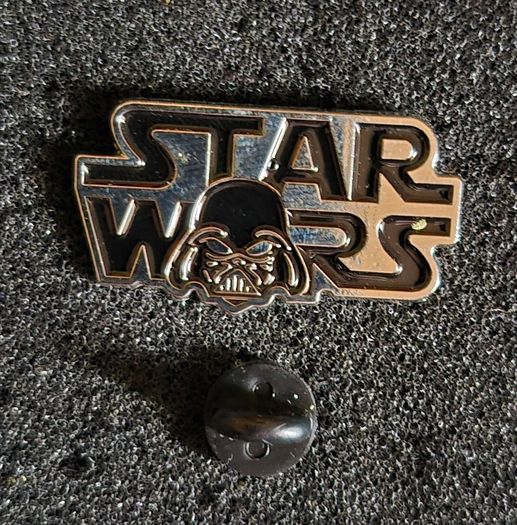 Star wars , pin back badges.