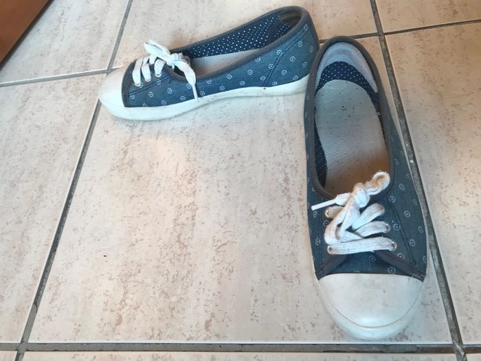 (Lot of 25) Ladies' Shoes Size 3/36