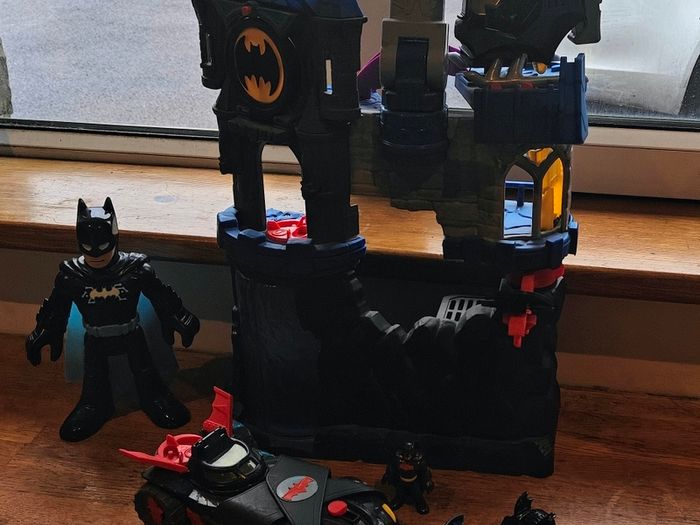 Imaginext Batman Lair and vehicles and batman