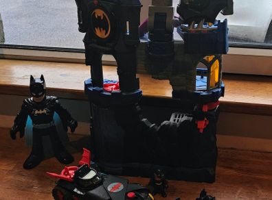 Imaginext Batman Lair and vehicles and batman