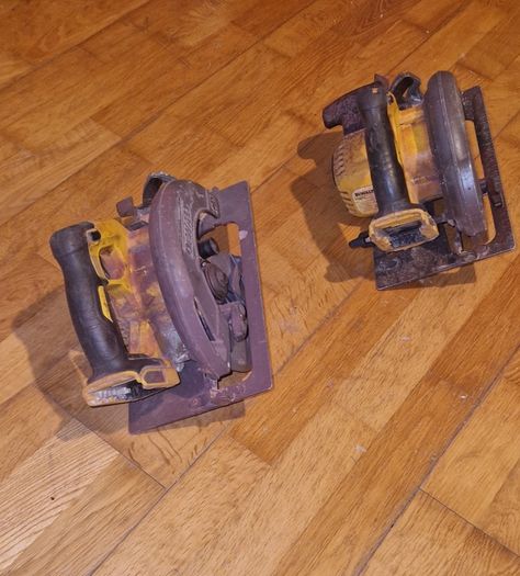 dewalt flexvolt circular saw dcs575   2 saws for parts or repairs