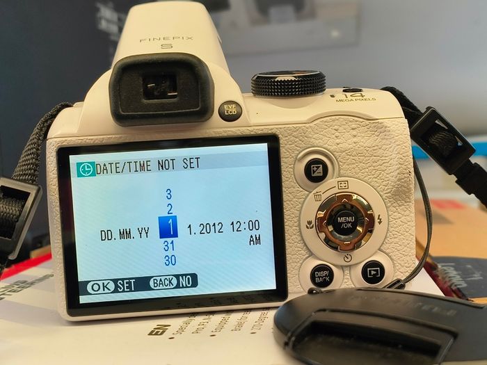 Digital Camera - Fujifilm Finepix S4200 - Hdmi - 14.mp - 24x Optical, White