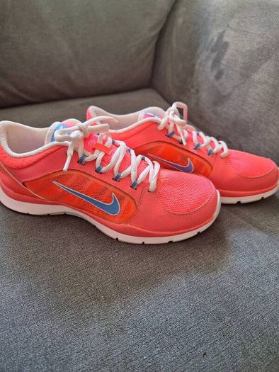 Ladies NIKE Trainers .. Size: 5 UK .. Like New ... Price Drop
