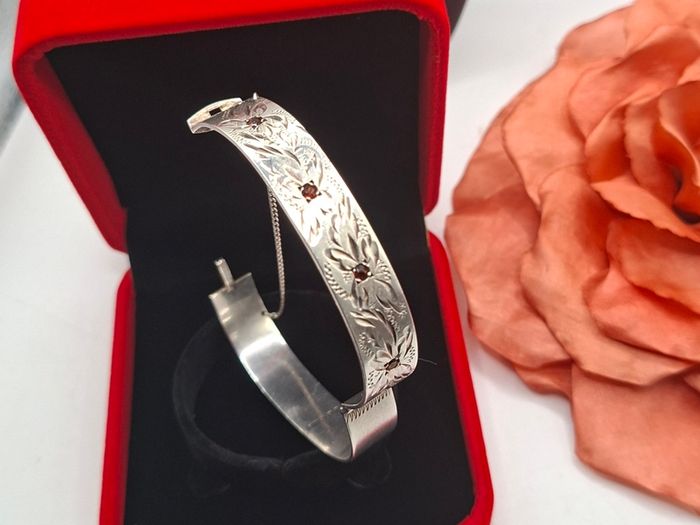 Vintage sterling silver garnet daisy Bangle