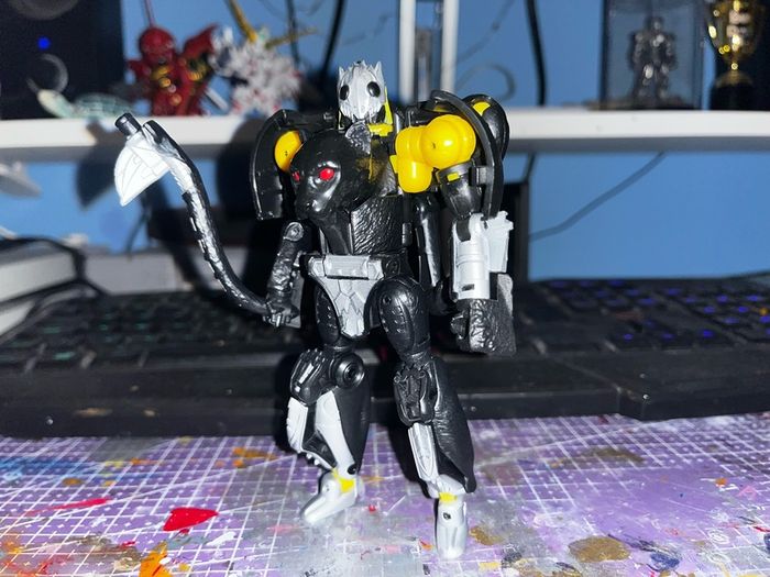 Transformers Kingdom deluxe class Shadowpanther