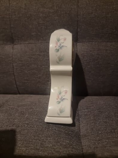 Aynsley  'Little Sweetheart' Mantel/Shelf/Desk quartz clock.Fine Bone China