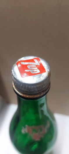 7up bottle with cap,used condition,nice advertising, price includes post to anywhere in Ireland thank you,see pictures,