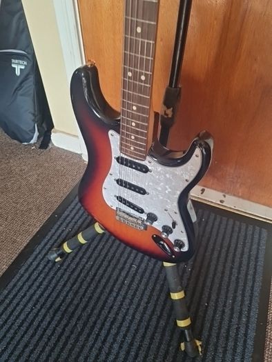 Fender strat Mim w Locking tuners