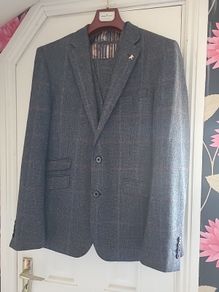 Mens 3 piece suit. Jackt size Large, trousers size 34 Long