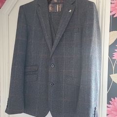 Mens 3 piece suit. Jackt size Large, trousers size 34 Long
