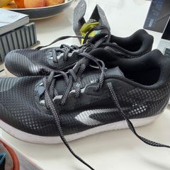 Kids spiked shoes size 5