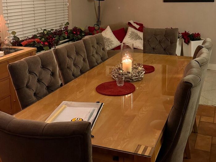 Table and chairs like new