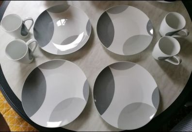 4 Dinner Plates and 4 Mugs