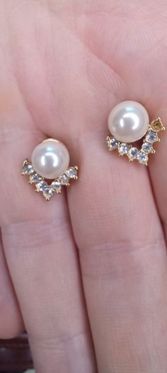 Vintage jewelry is sold individually for 5 to 10 euros