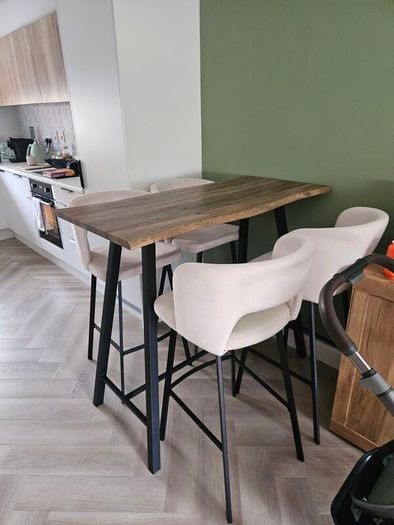 Breakfast bar and 4 chairs