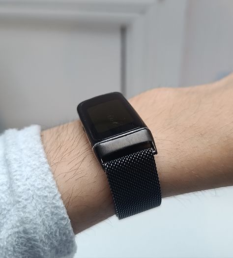 Fitbit Charge 6 + 3 Interchangeable Bands Bundle