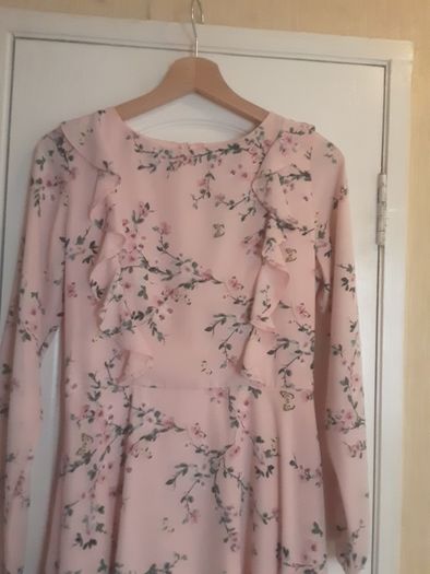 Dress/Floral Long Sleeved Dress .. Size: 8 UK .. 36 EU .. Length: 34 ins