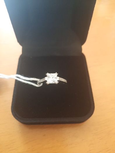 18 C White gold CZ Dress Ring