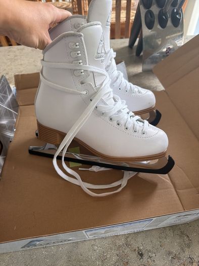 Jackson 500 figure skates size 37