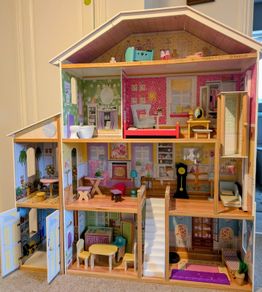 Fully furnished dollhouse