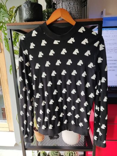 sweatshirt size M