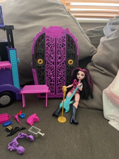 Monster high food truck and Draculaura