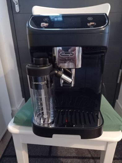 Delonghi Magnifica Plus Automatic Coffee Maker - Black