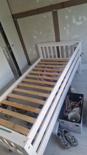 Single wooden white bed