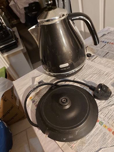 DeLonghi micalite Electric Kettle, Model KBOM3001.BK, in excellent condition and working perfect