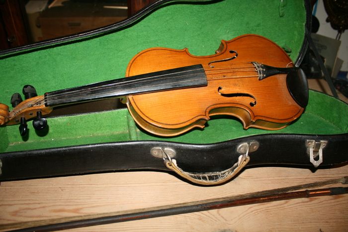 Vintage Parrot Violin And Bow With Wooden Case. Size 1,4 (Article No.Parrot Mus-1417)