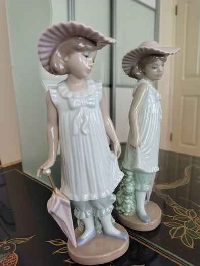 Vintage (1990) NAO By Lladro "April Showers" #1126. Damaged.