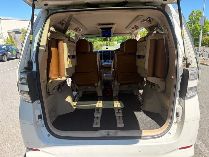 Toyota Vellfire hybrid - 7 seater - Fresh NCT