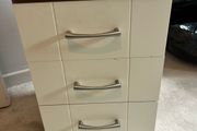 2 bedside lockers