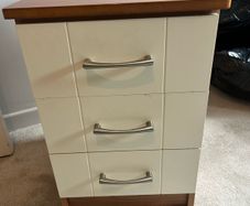 2 bedside lockers