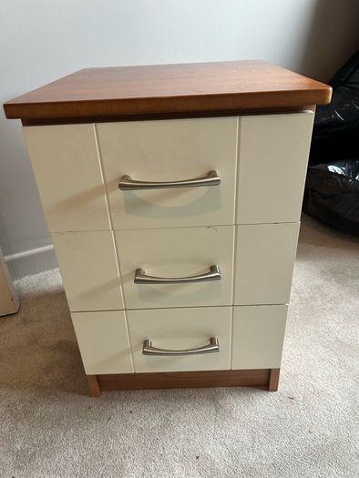 2 bedside lockers