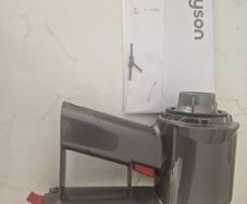 Dyson V8