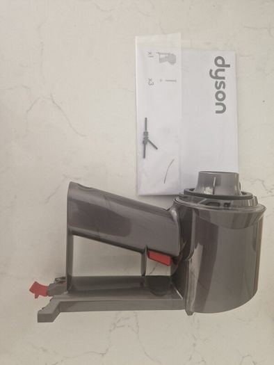 Dyson V8