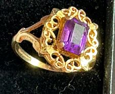 9ct gold ring with amethyst stone