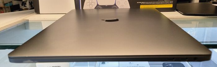 MacBook Pro A2141 2019 16" i7-9750H 32GB  Radeon 5300 / 32 Gram / 1TB NVMe  mac OS Tahoe cycle count :32