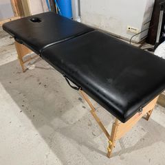 Foldable massage table