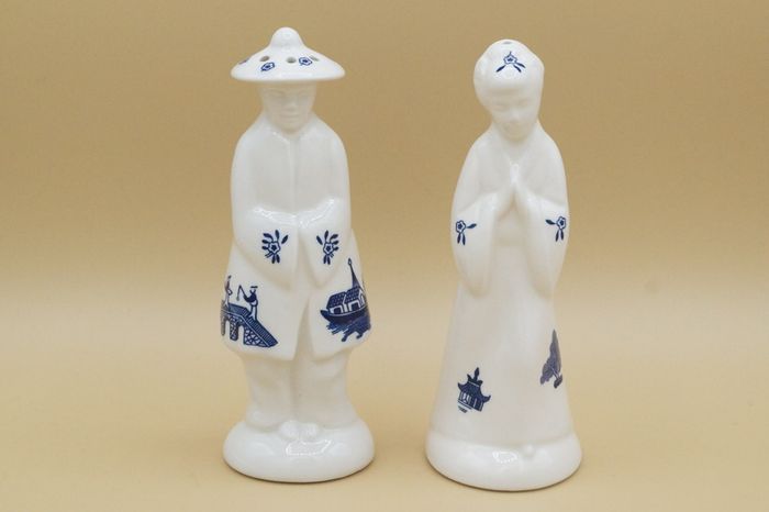 Blue Willow Man and Woman Salt and Pepper Shaker