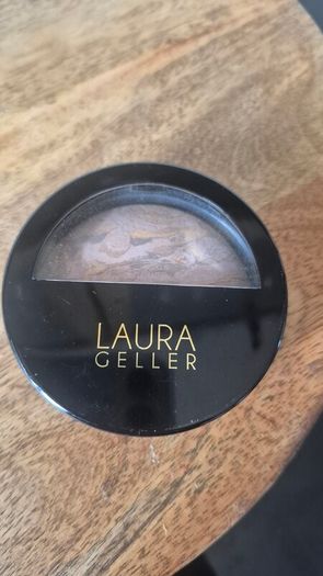 laura Geller baked balance foundation